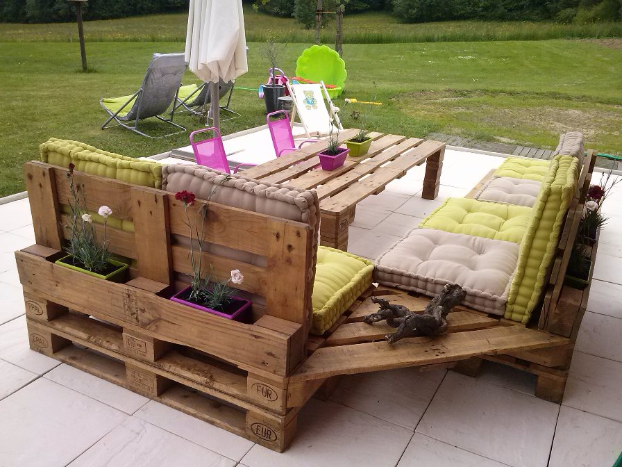 Voici le DIY pour fabriquer un salon de jardin en palettes - Elle